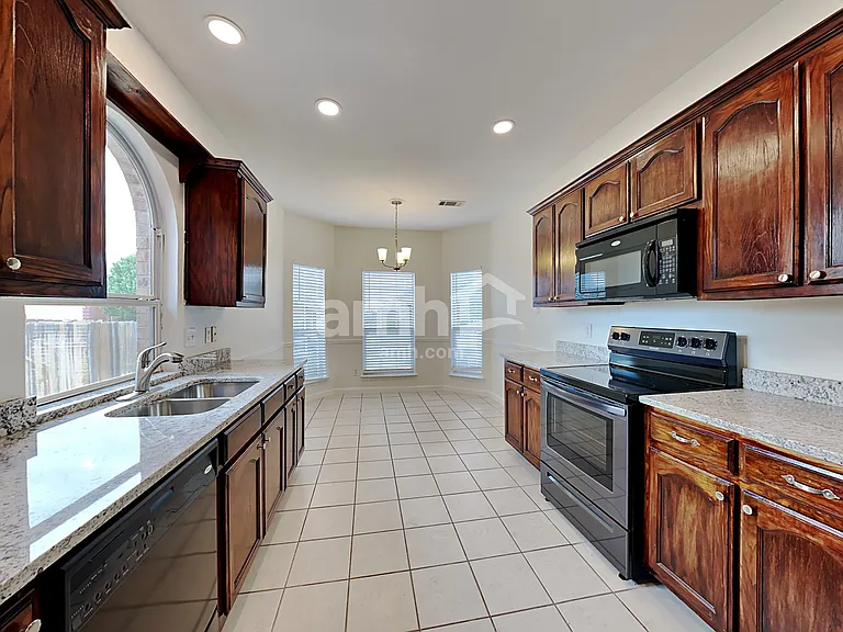 73 N Highland Dr — Photo 4
