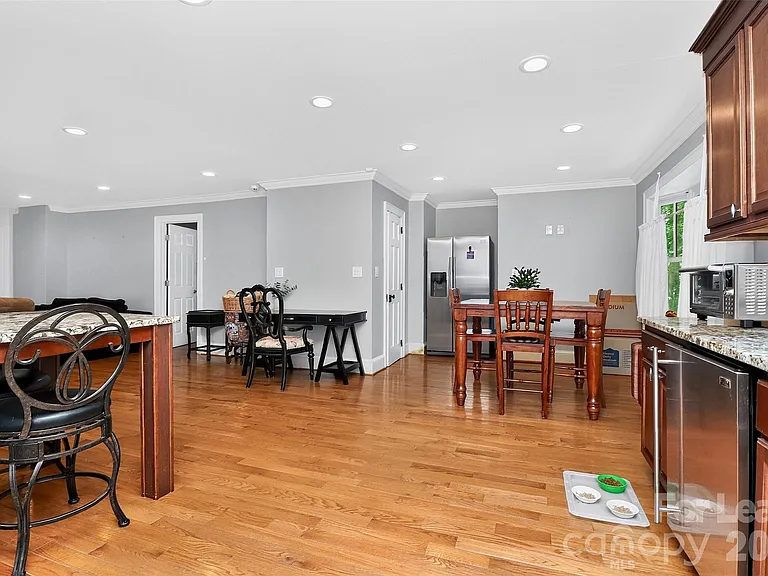 9704 Saddle Ave — Photo 22