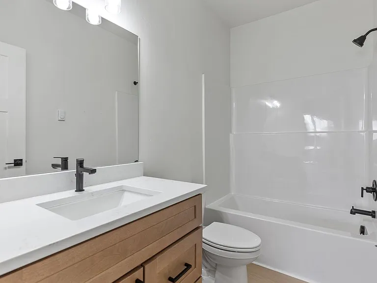 1172 Mullan — Photo 16