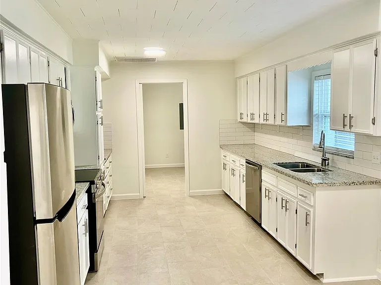21510 Ruth Dr — Photo 3
