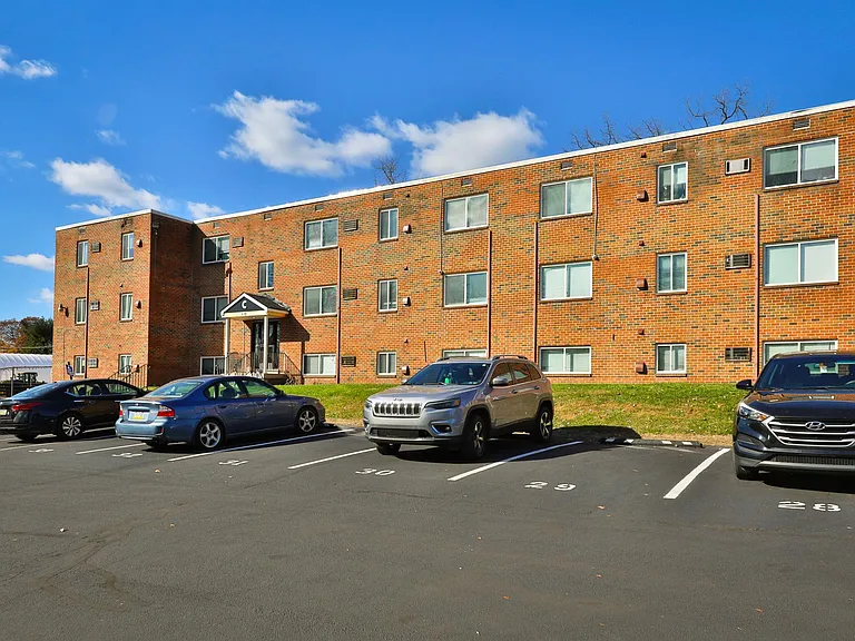 Laura Lane Apartments — Photo 32