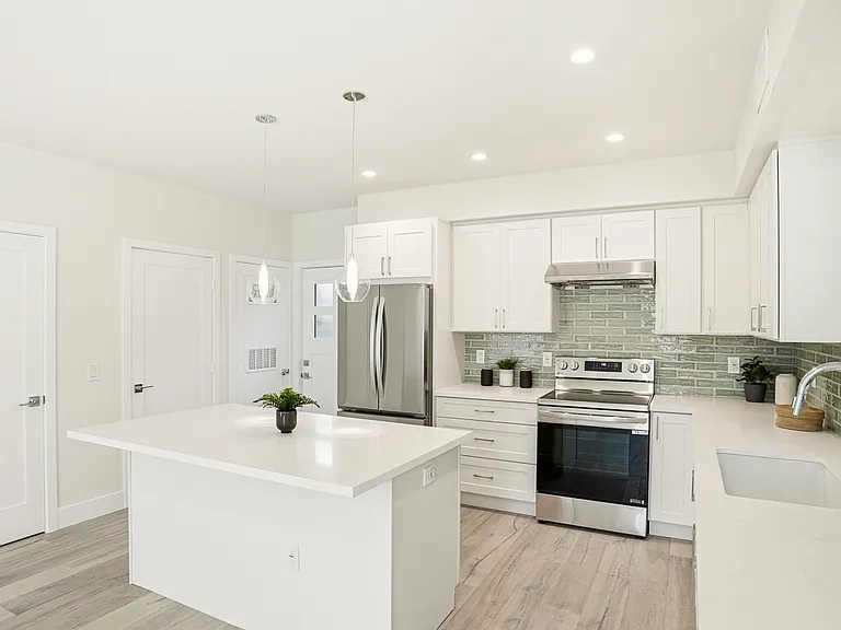 3938 S Victoria Ave — Photo 2