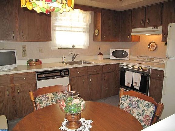 3rd image of 739 Tennyson Dr