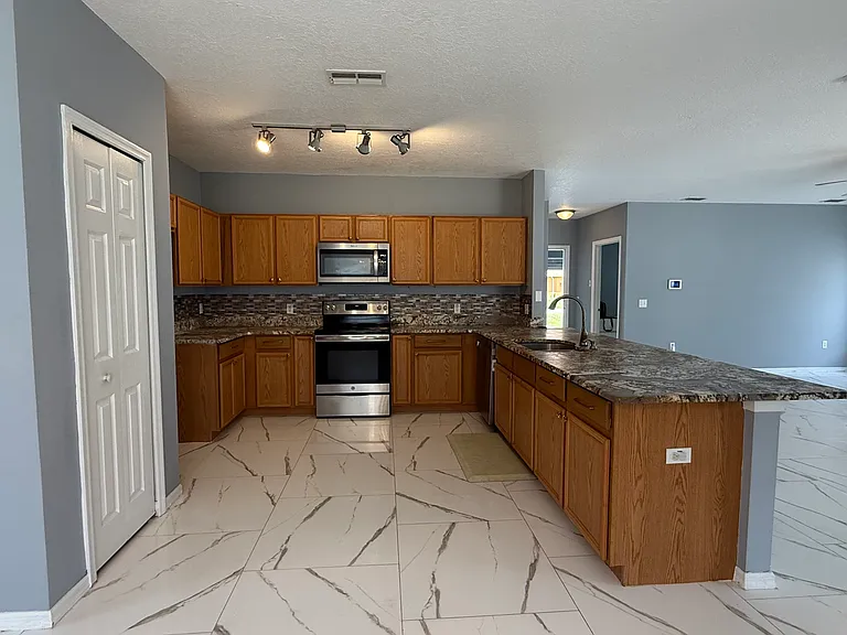 554 Bristol Cir — Photo 13