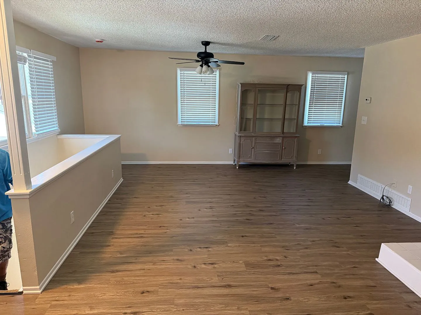 Large renovated Stand alone one bedroom above garage — Photo 3