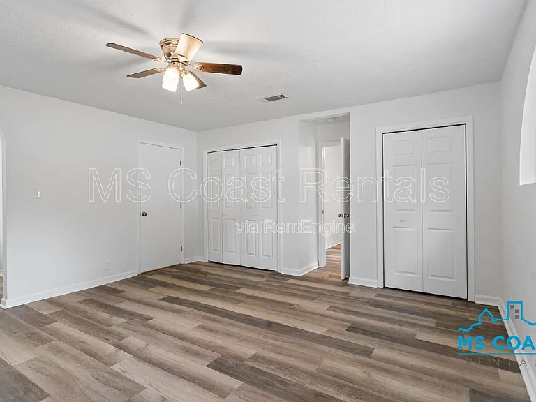 340 Hiller Dr — Photo 15