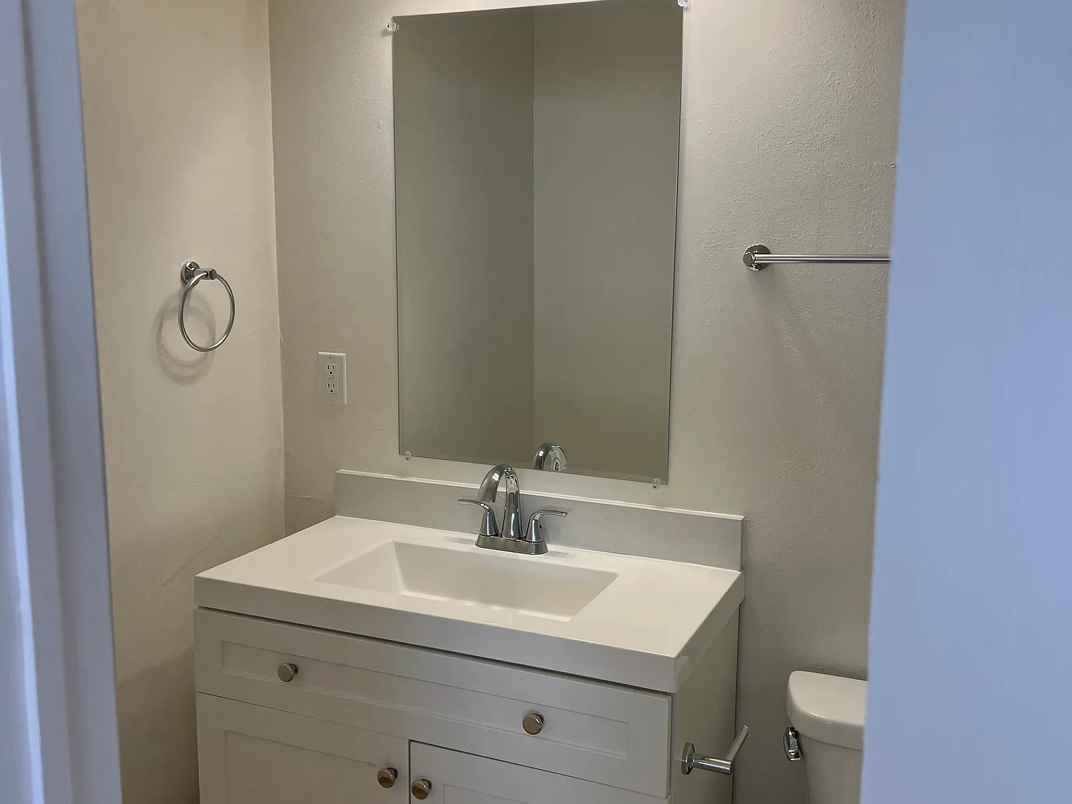 2 bed, 900 sqft, $2,345 — Photo 2
