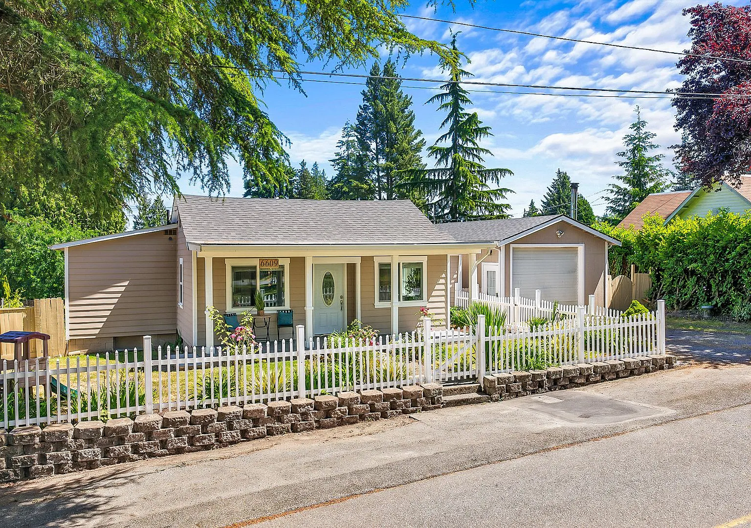 Desirable Pinehurst Neighborhood Everett — Photo 1