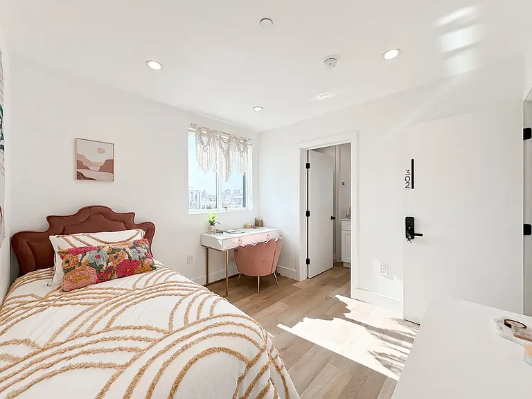 35 1340 1/2 Pl W — Photo 16