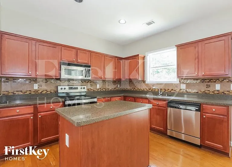 1530 Hedington Cir — Photo 4