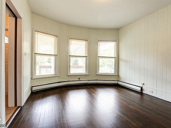5th image of 152 Holmes St