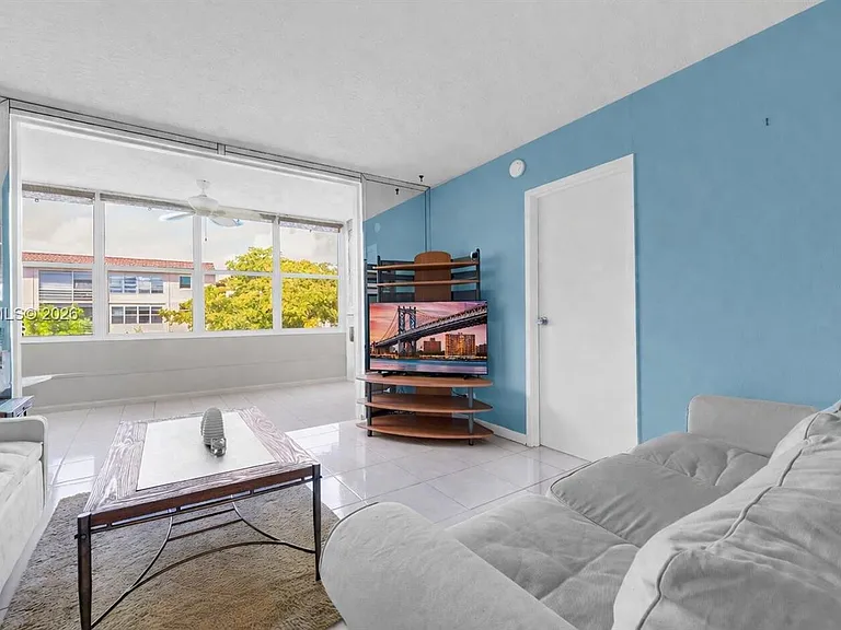 2861 Somerset Dr #301 — Photo 40