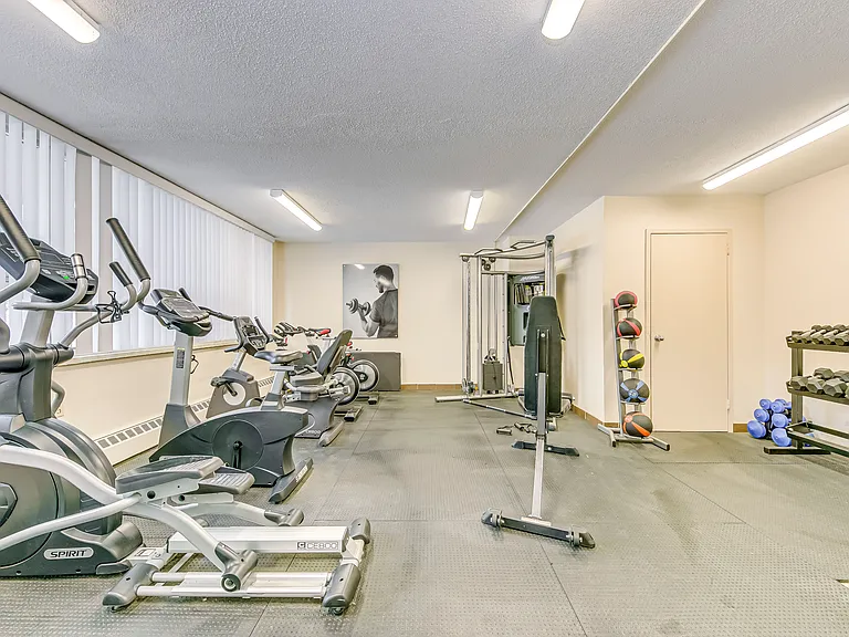 205 Queen Mary Dr — Photo 8