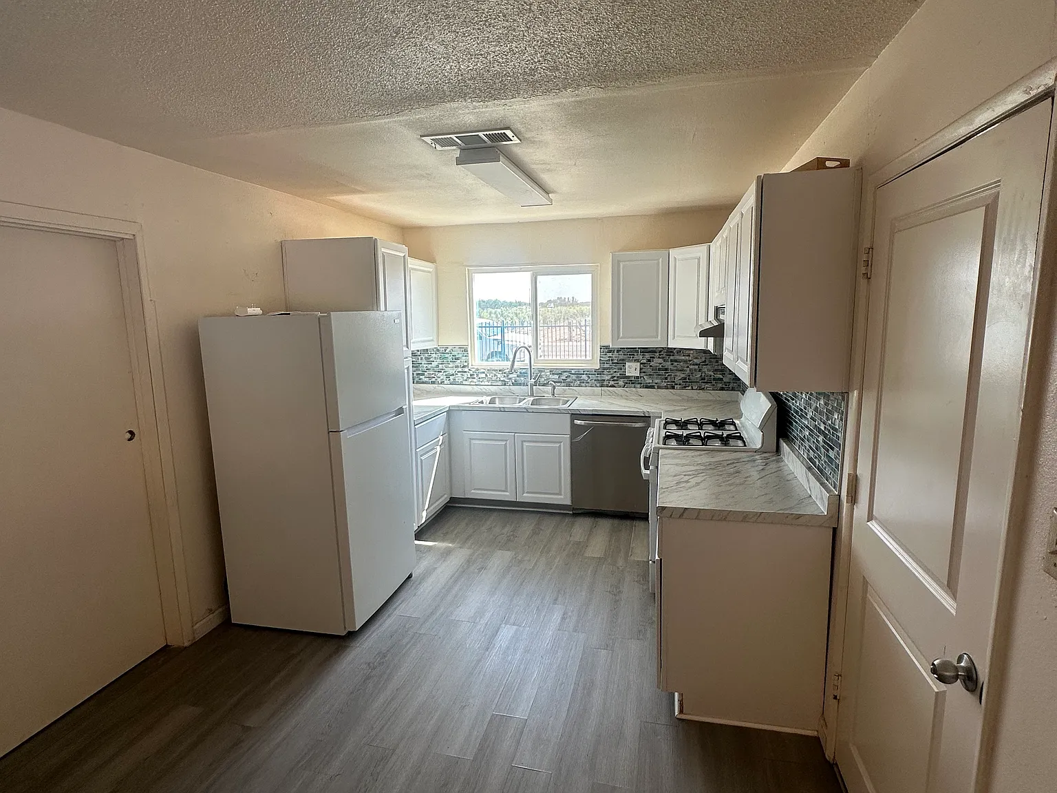 5 bed, 2088 sqft, $2,800 — Photo 2