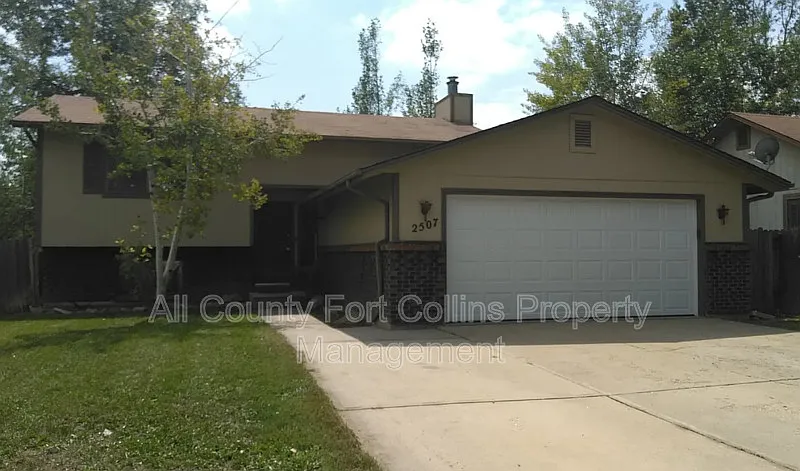 2507 W Lake St