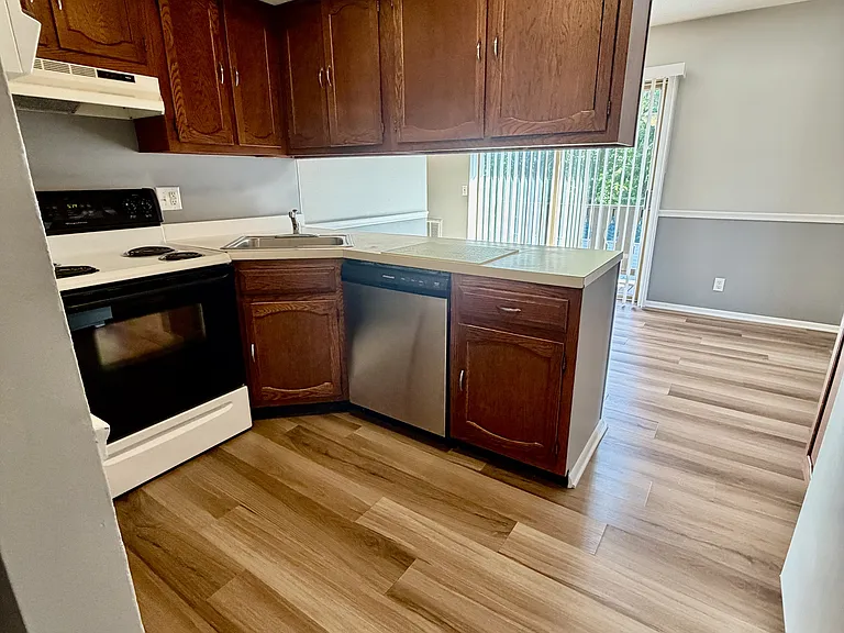 2400 S Detroit Ave #7 — Photo 3