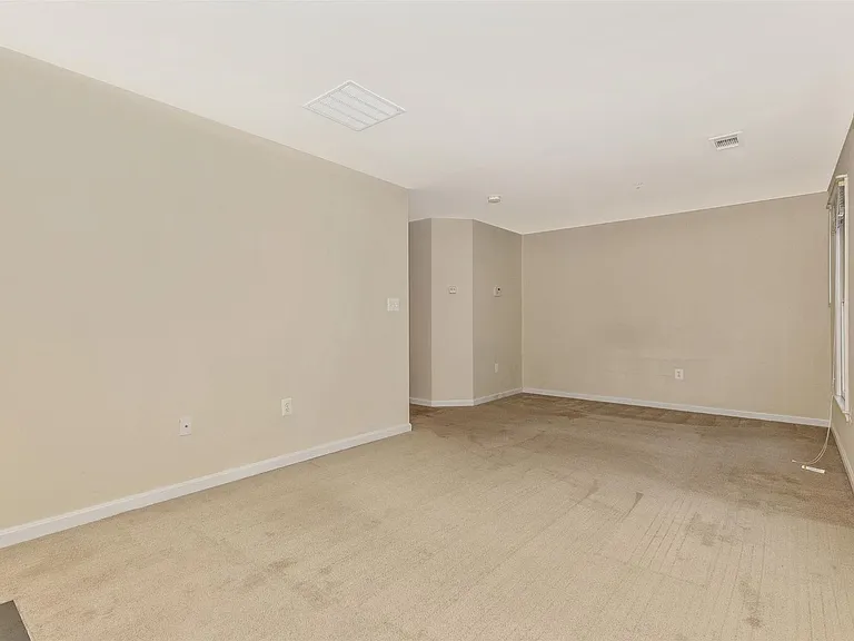 7 W South St — Photo 17