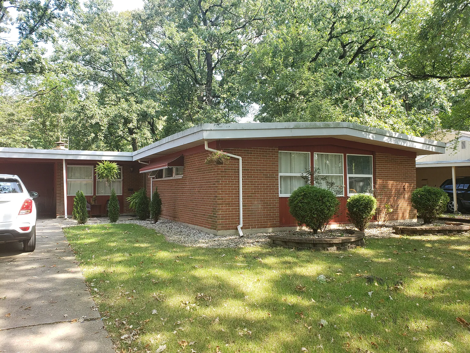 360 Oakwood St photo 1
