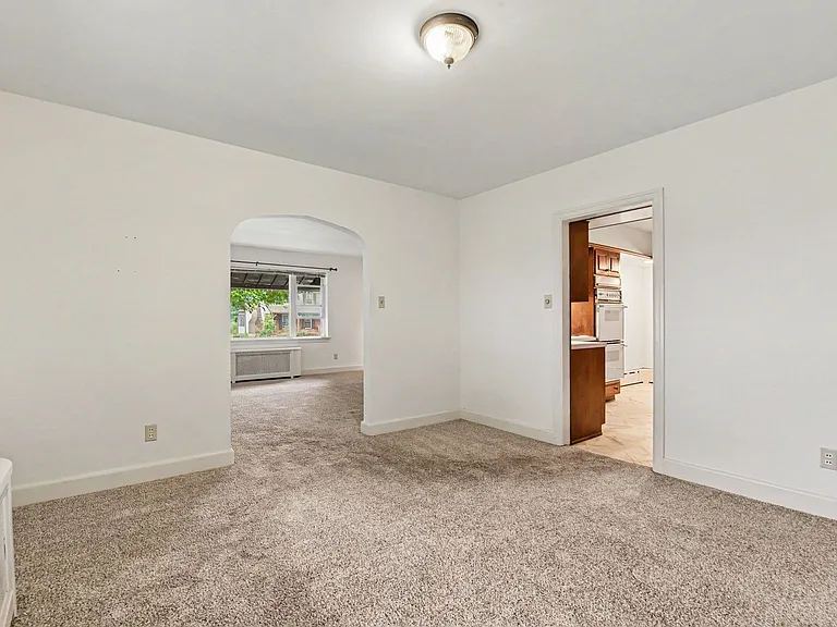 125 W Governor Rd — Photo 8