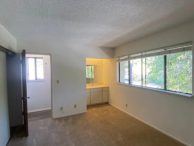 107 W Oak street — Photo 10