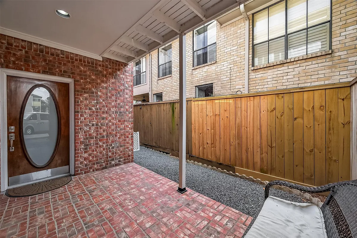 Building Photo - 2413 Potomac Dr #D