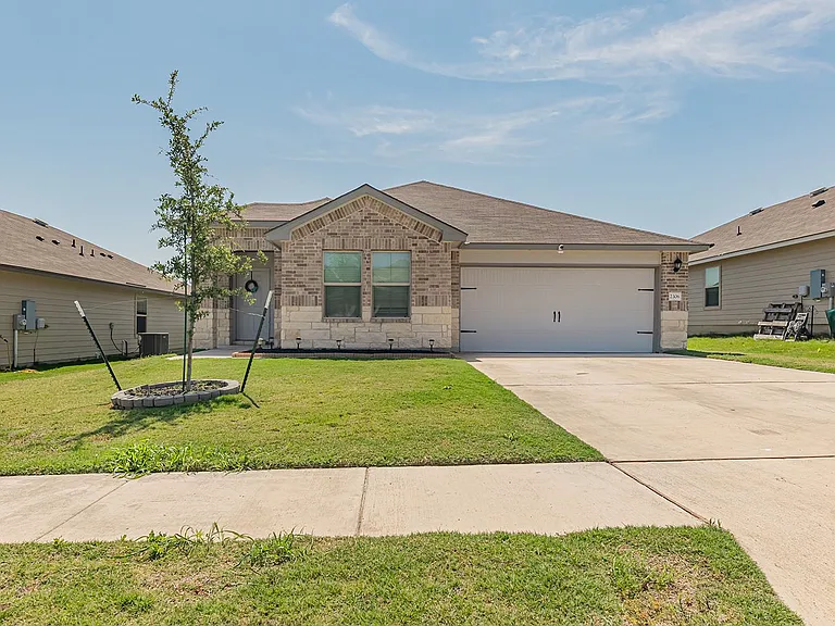 2306 Aylesbury Dr — Photo 4