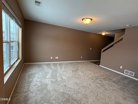 5th image of 806 Bremner Ave