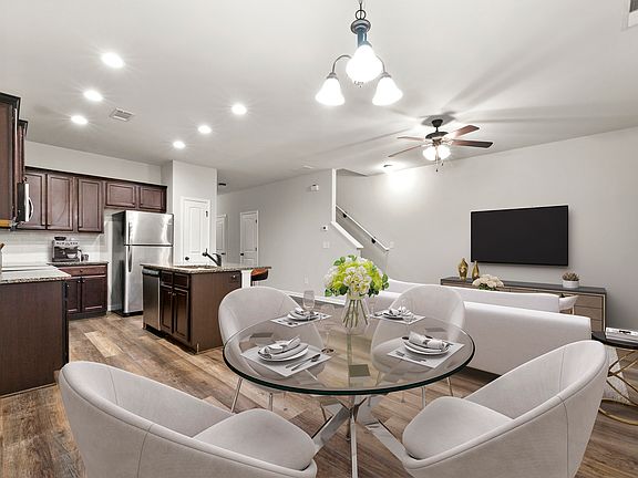 Dining room (staged)