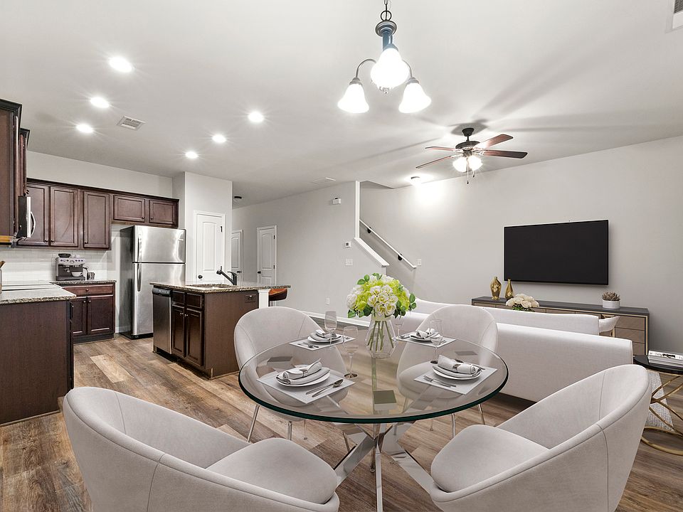 Dining room (staged)