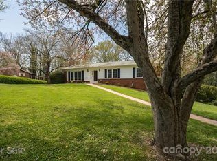 207 Applecross Ln, Hendersonville, NC 28791