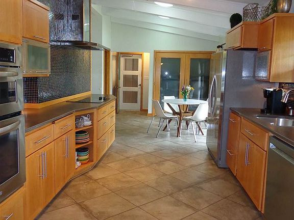 3rd image of 2107 Lincoln Dr