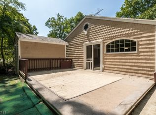 5 Bear Pond Trl, Andover, NJ 07821