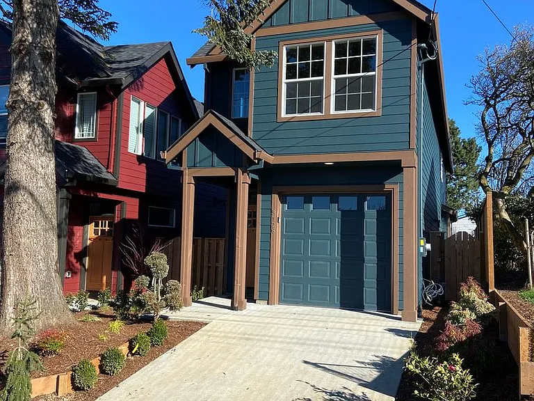 9126 N Seward Ave — Photo 1