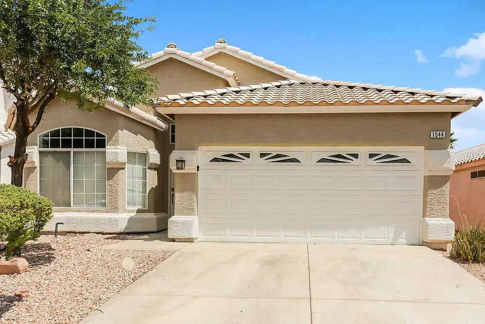 3 bed, 2.0 bath, 1629 sqft, $2,055 — Photo 1