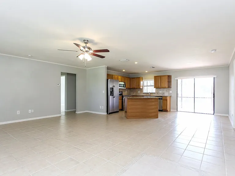2715 SE 8th Ave — Photo 3