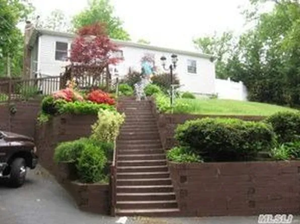107 Hawthorne Rd, Rocky Point, NY 11778