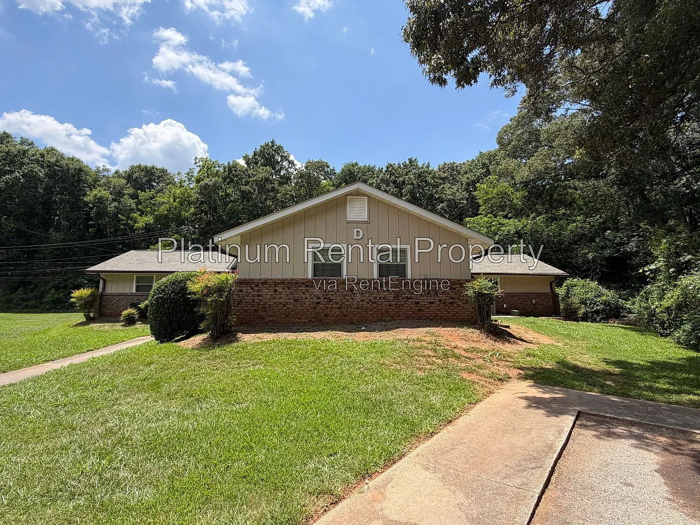 2 bed, 1.0 bath, 781 sqft, $1,049 — Photo 1