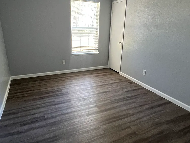 Middle bedroom