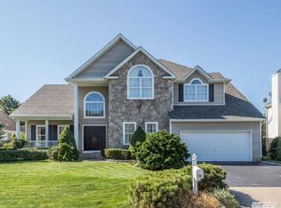 12 Lavender Ln, Holtsville, NY 11742