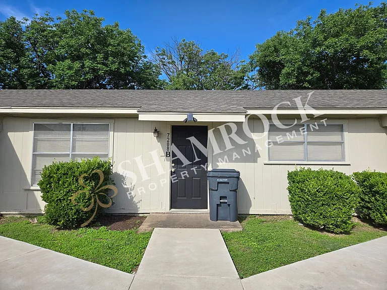 7208B Sanger Ave — Photo 1
