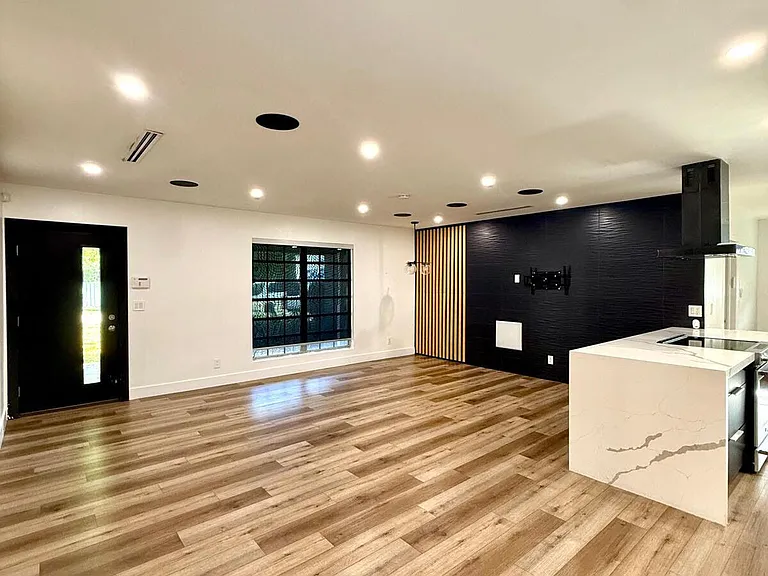 4411 Thomas St — Photo 5