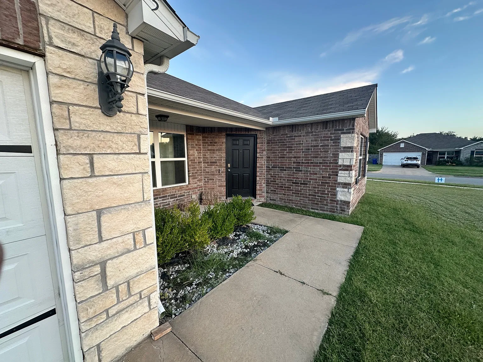 4 bed, 1690 sqft, $2,100 — Photo 3