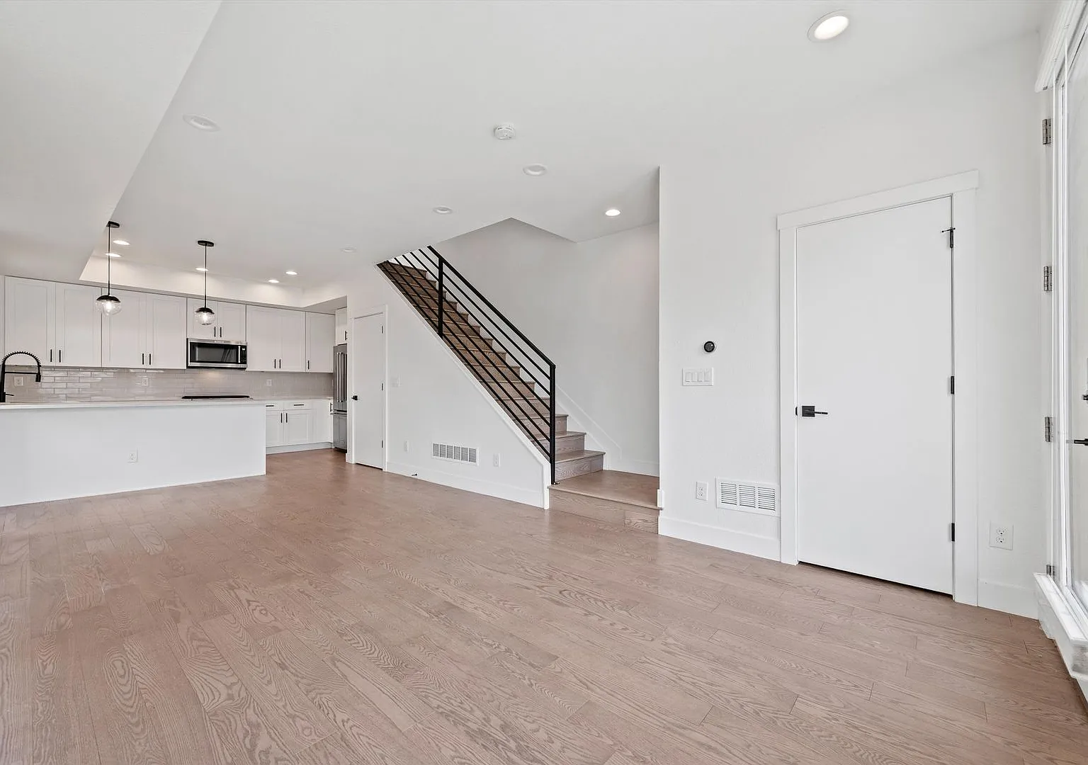 Modern Townhome Near Sloan's Lake Garage, Central AC & Great Location — Photo 3