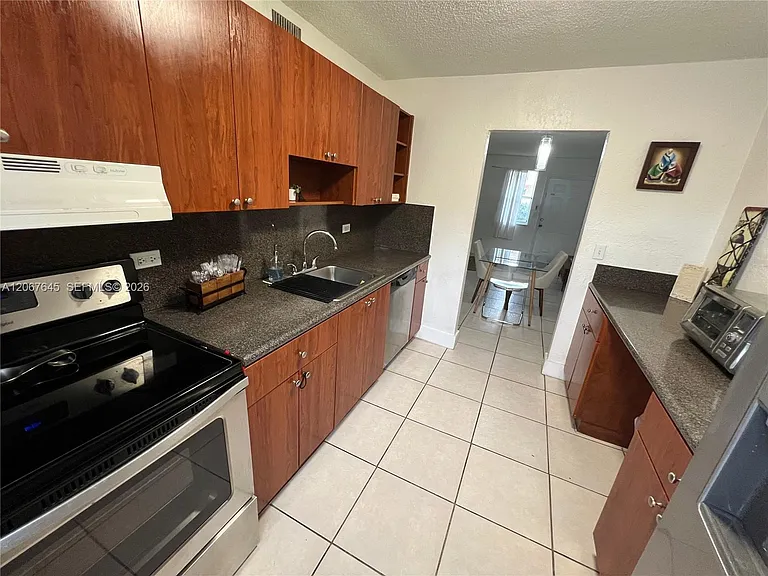 458 SW 10th St #4 — Photo 2