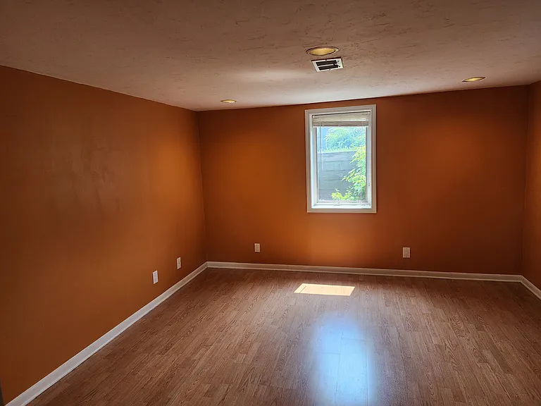 1240 Grant Ave — Photo 12