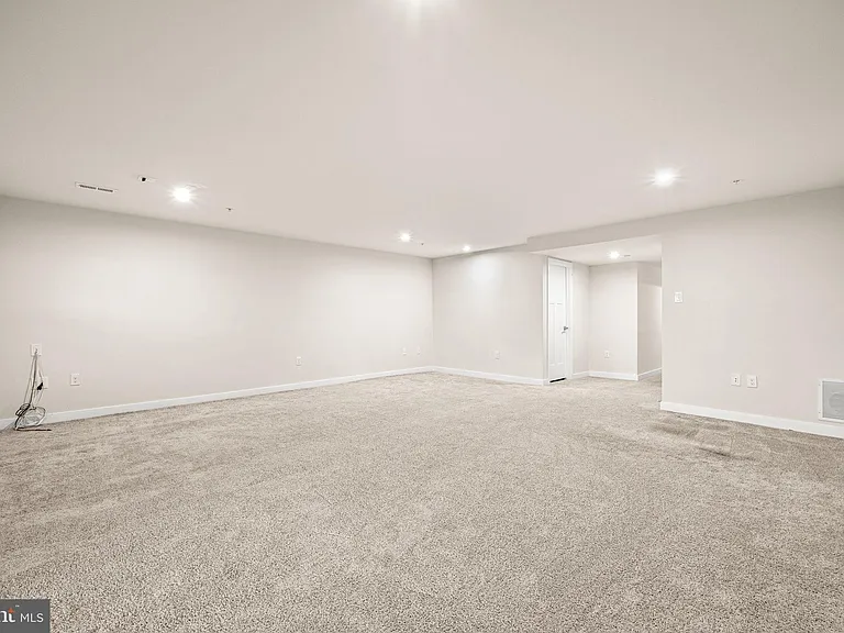 220 Chase Dr — Photo 32