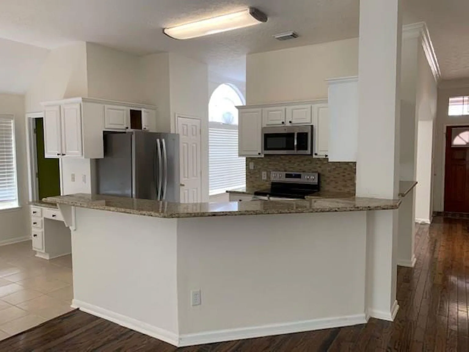3 bed, 2.0 bath, 1632 sqft, $2,200 — Photo 2