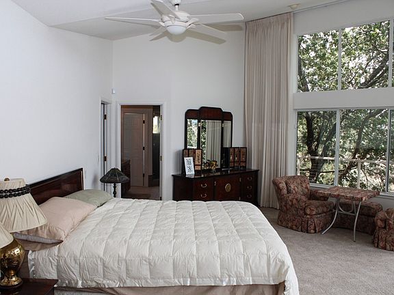 Master Bedroom Suite - Sitting Area