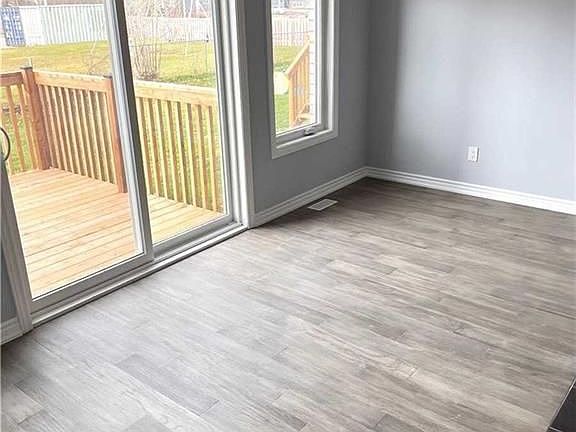 3rd image of 298 Louise St
