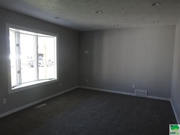 3rd image of 413 Sharpe Dr